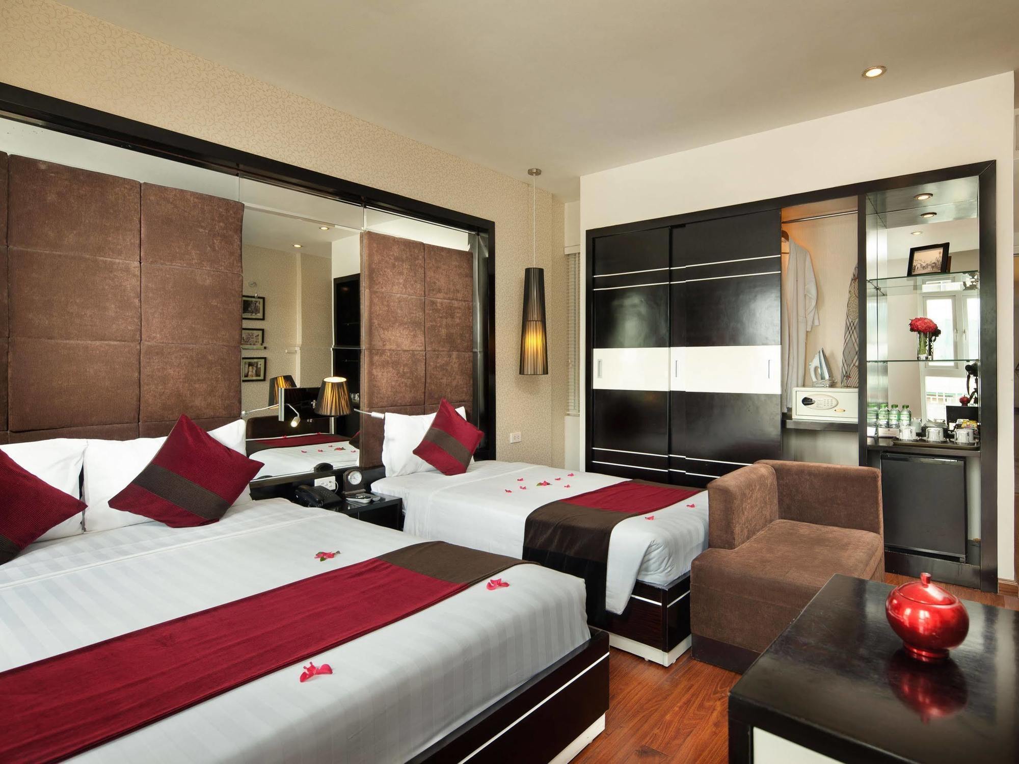 Queen's Central Hotel Hanoi Buitenkant foto