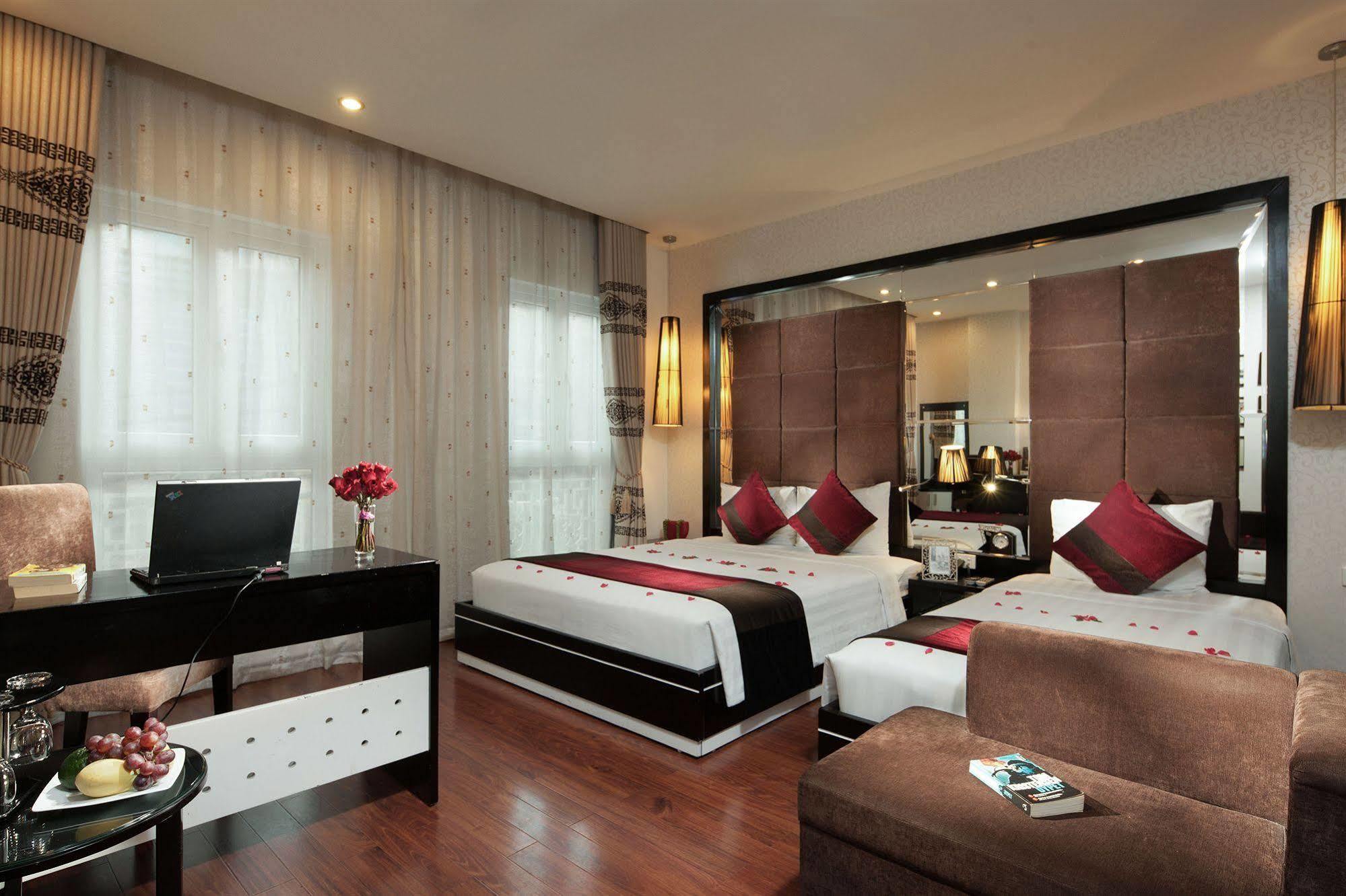 Queen's Central Hotel Hanoi Buitenkant foto