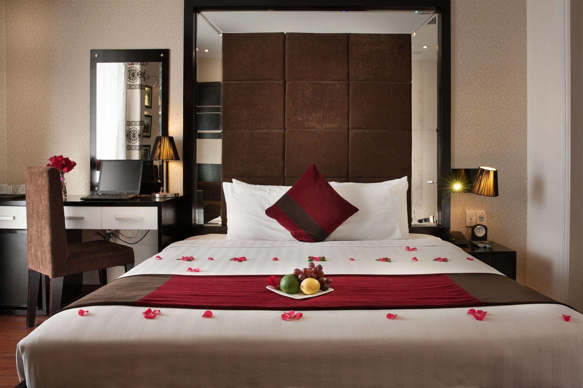 Queen's Central Hotel Hanoi Buitenkant foto