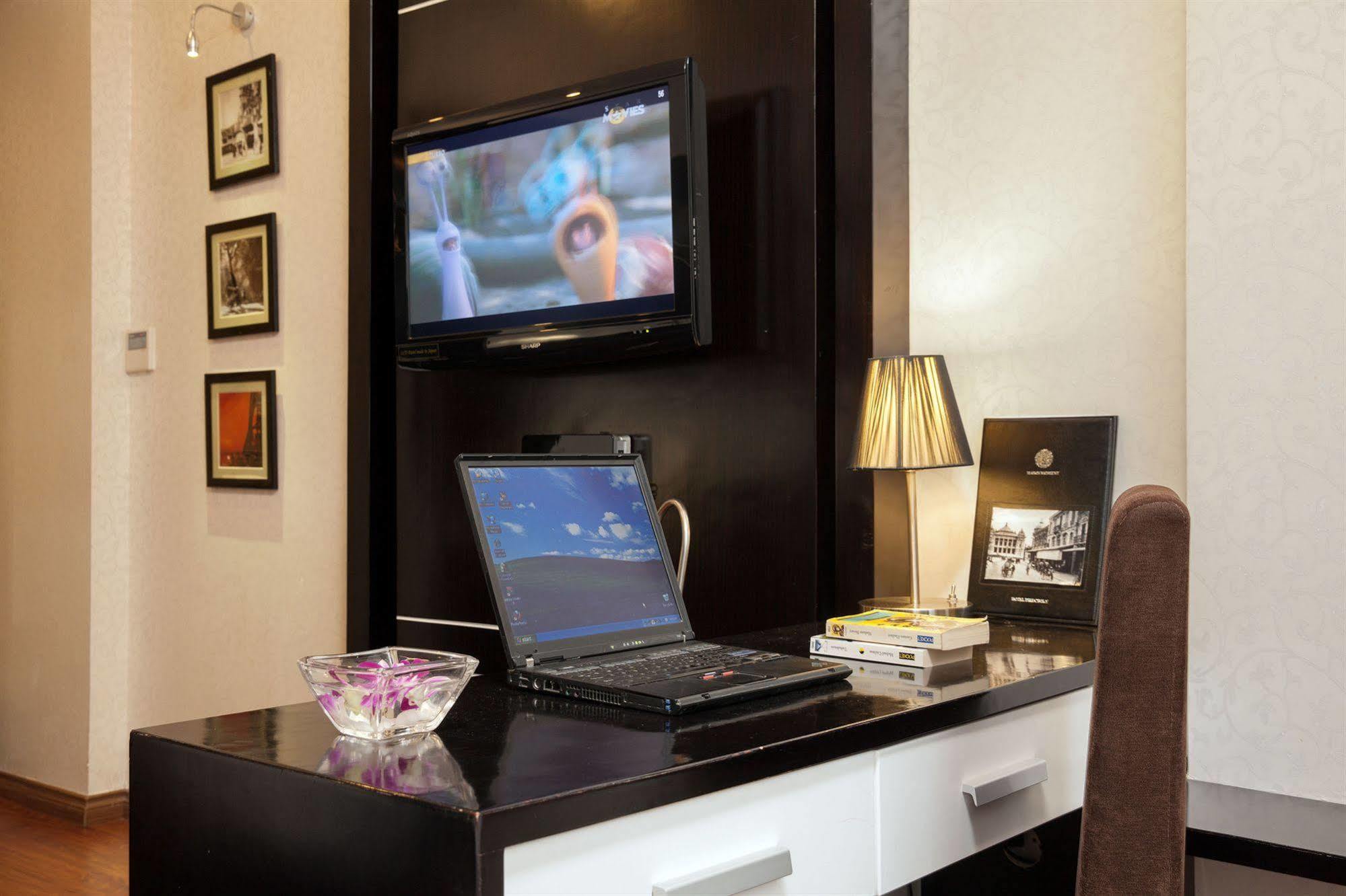 Queen's Central Hotel Hanoi Buitenkant foto
