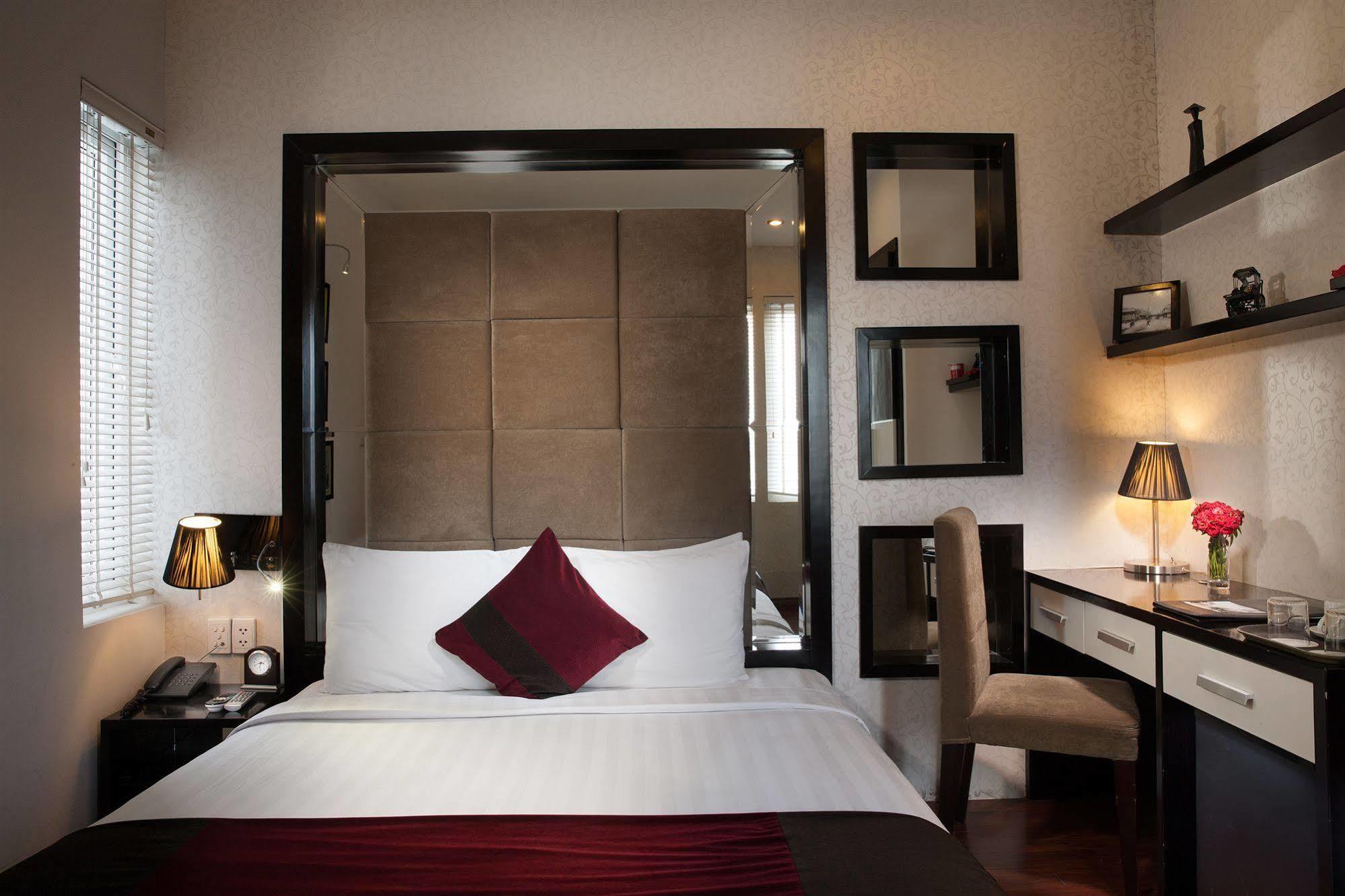 Queen's Central Hotel Hanoi Buitenkant foto