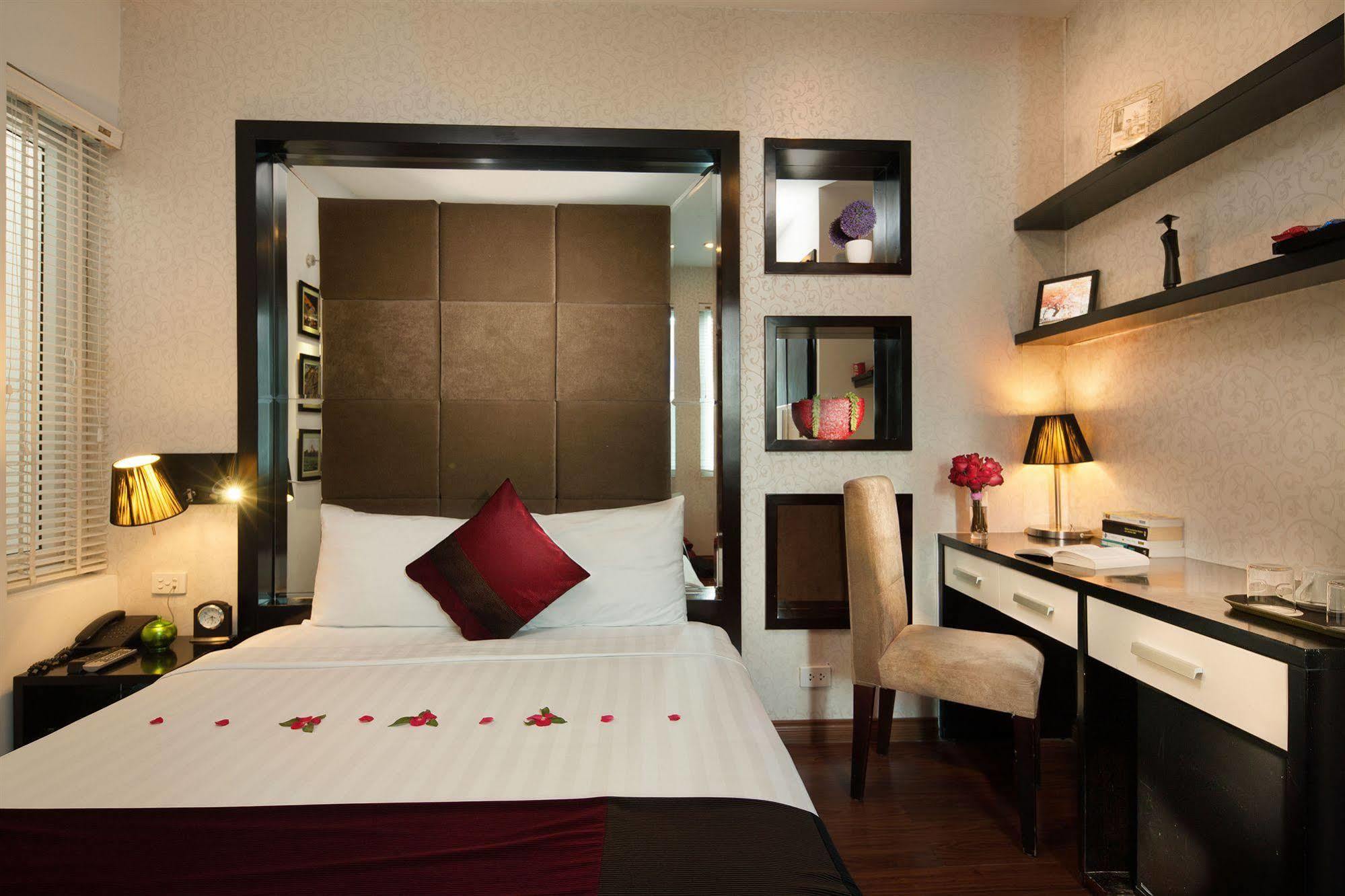 Queen's Central Hotel Hanoi Buitenkant foto