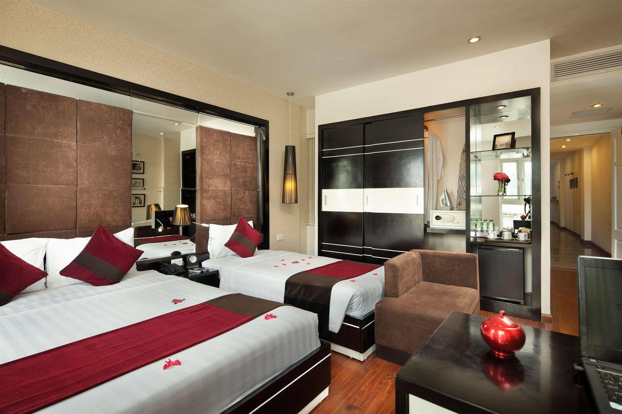 Queen's Central Hotel Hanoi Buitenkant foto