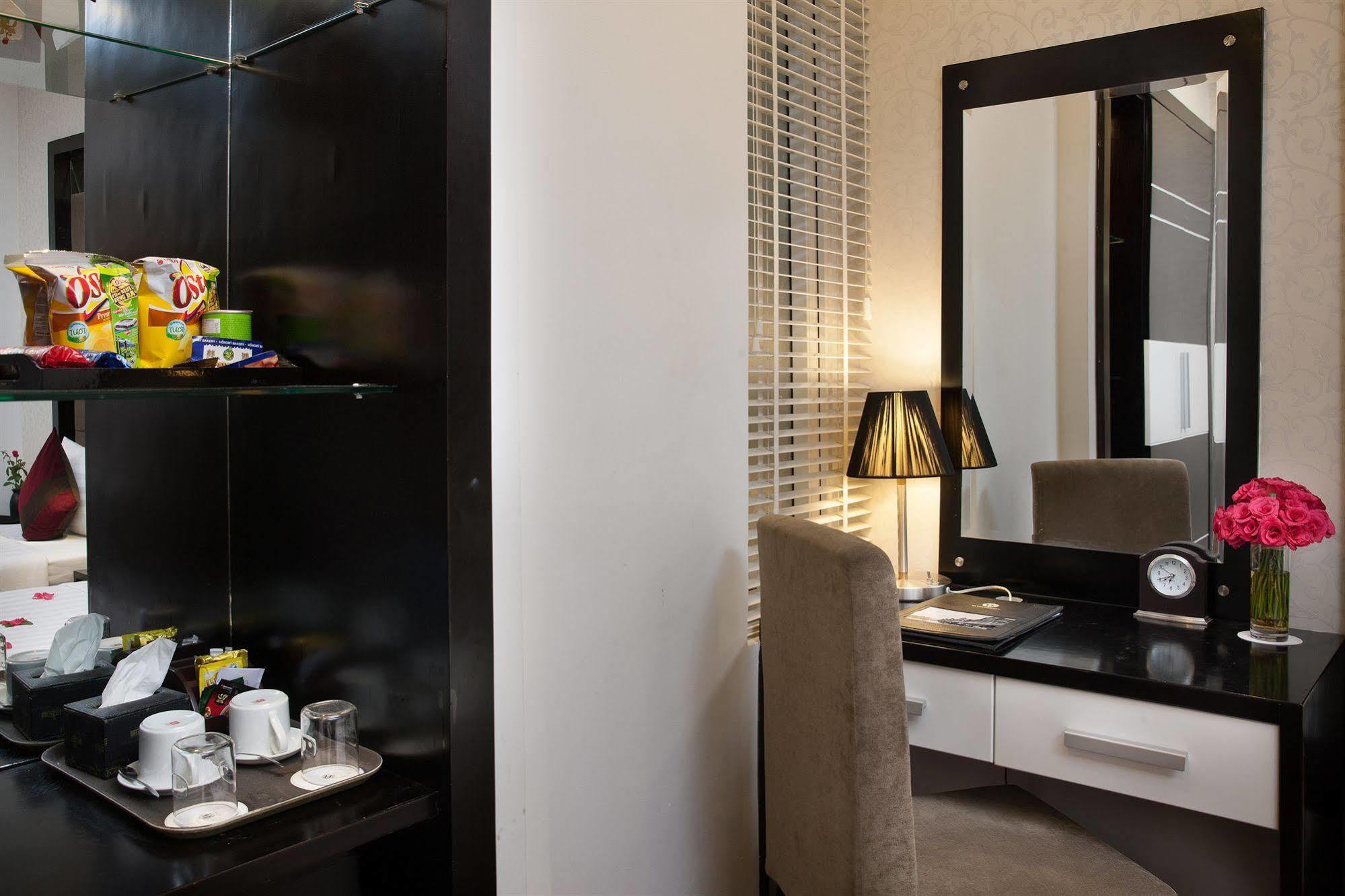 Queen's Central Hotel Hanoi Buitenkant foto