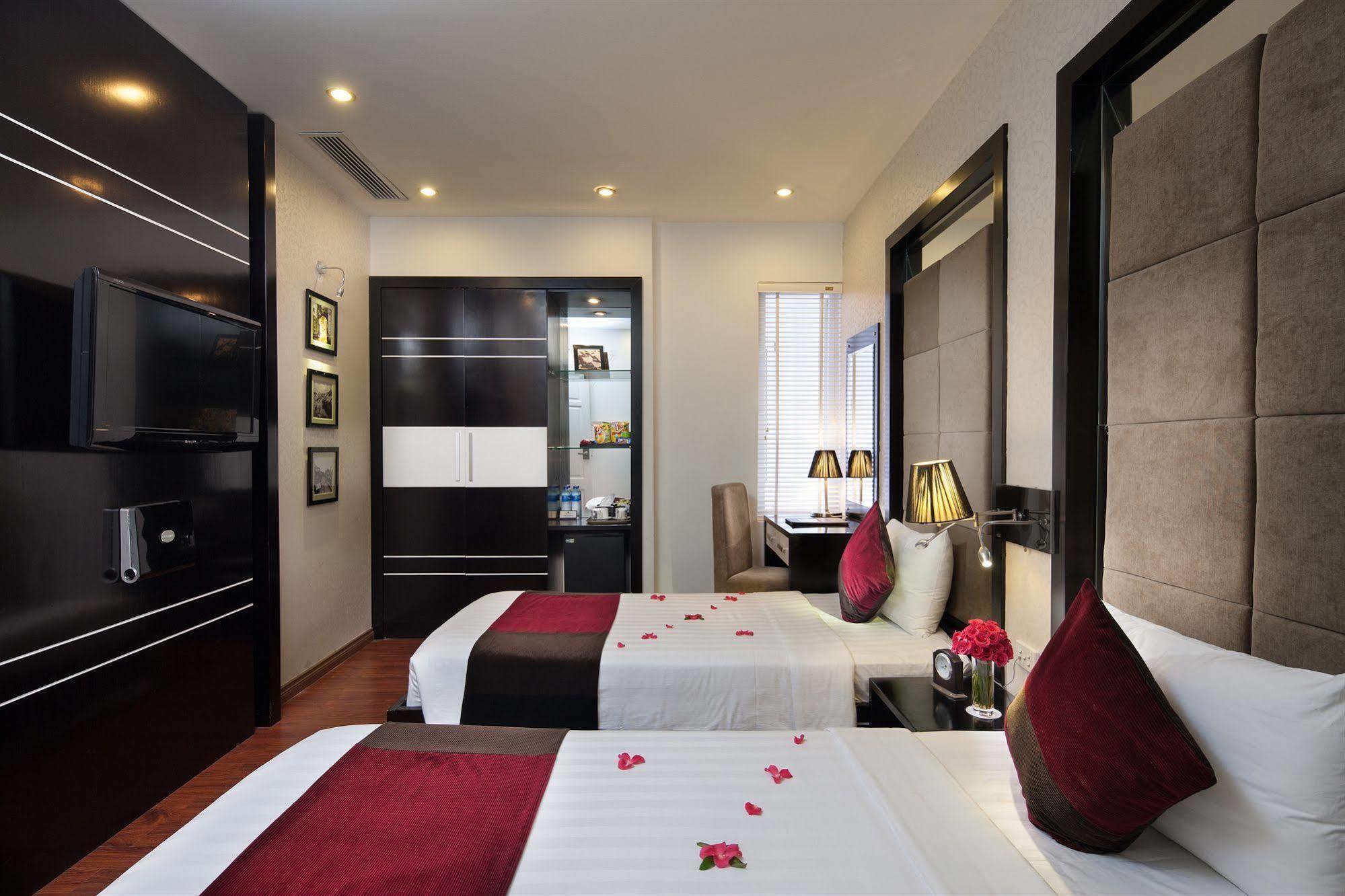 Queen's Central Hotel Hanoi Buitenkant foto