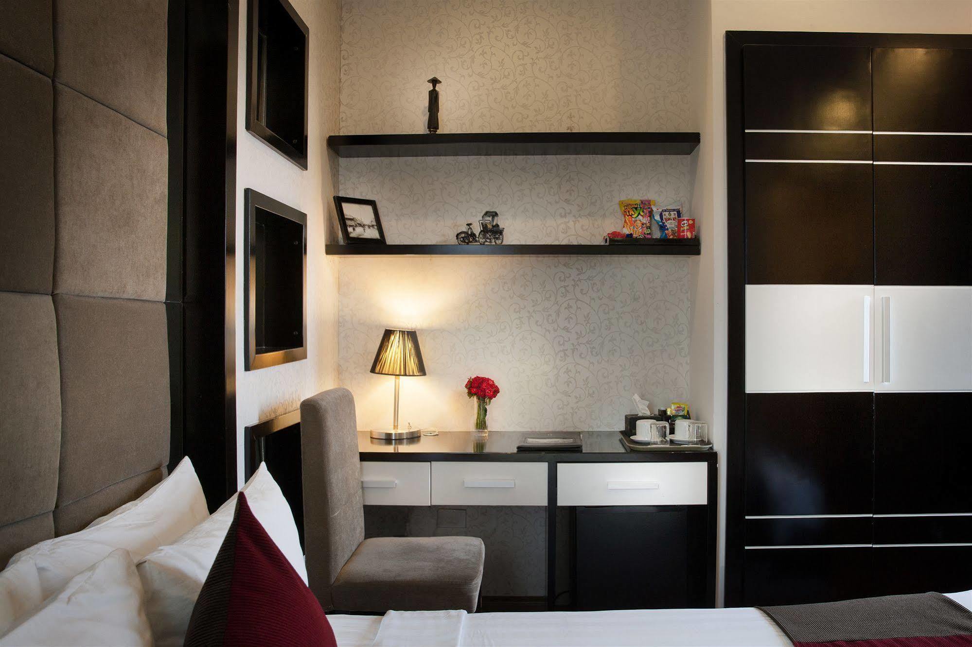 Queen's Central Hotel Hanoi Buitenkant foto