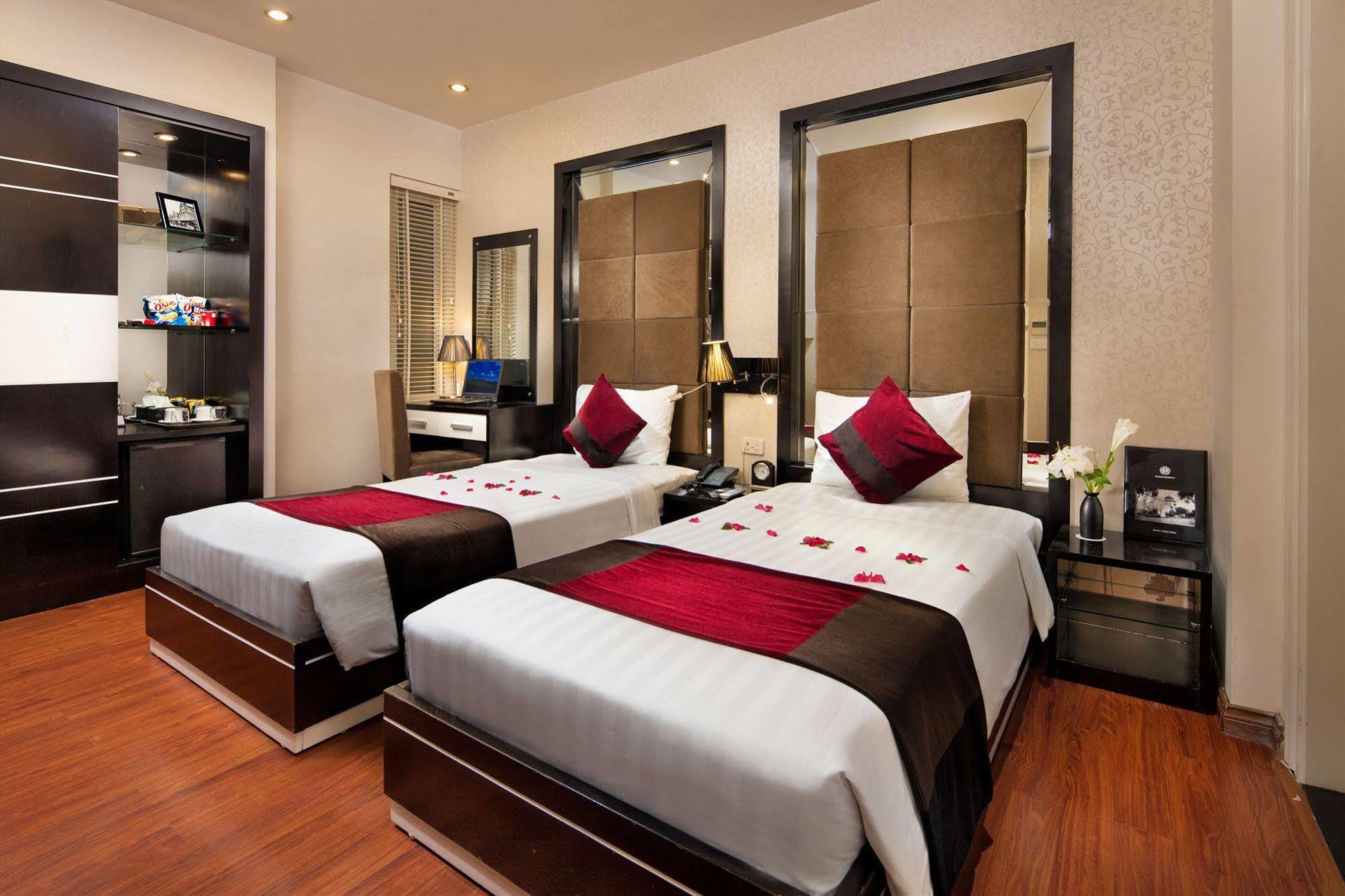 Queen's Central Hotel Hanoi Buitenkant foto