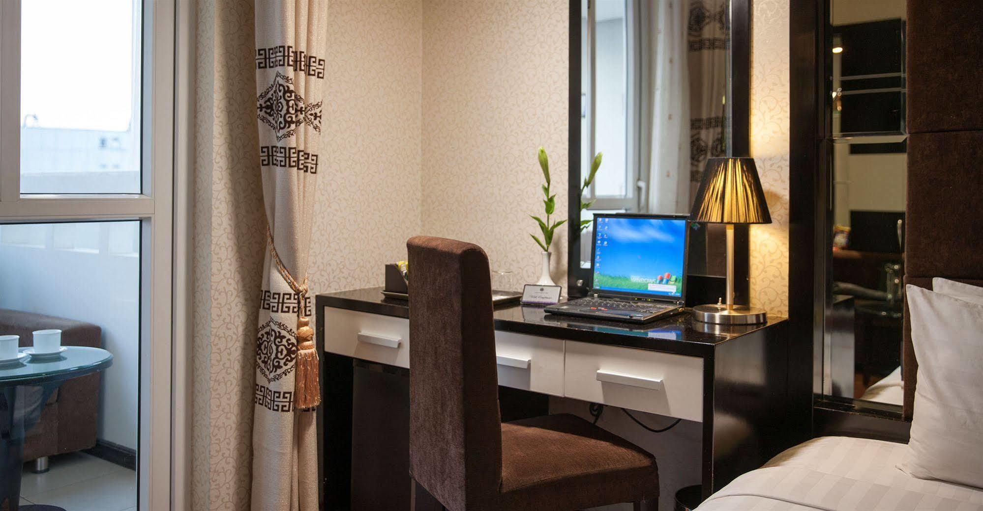 Queen's Central Hotel Hanoi Buitenkant foto