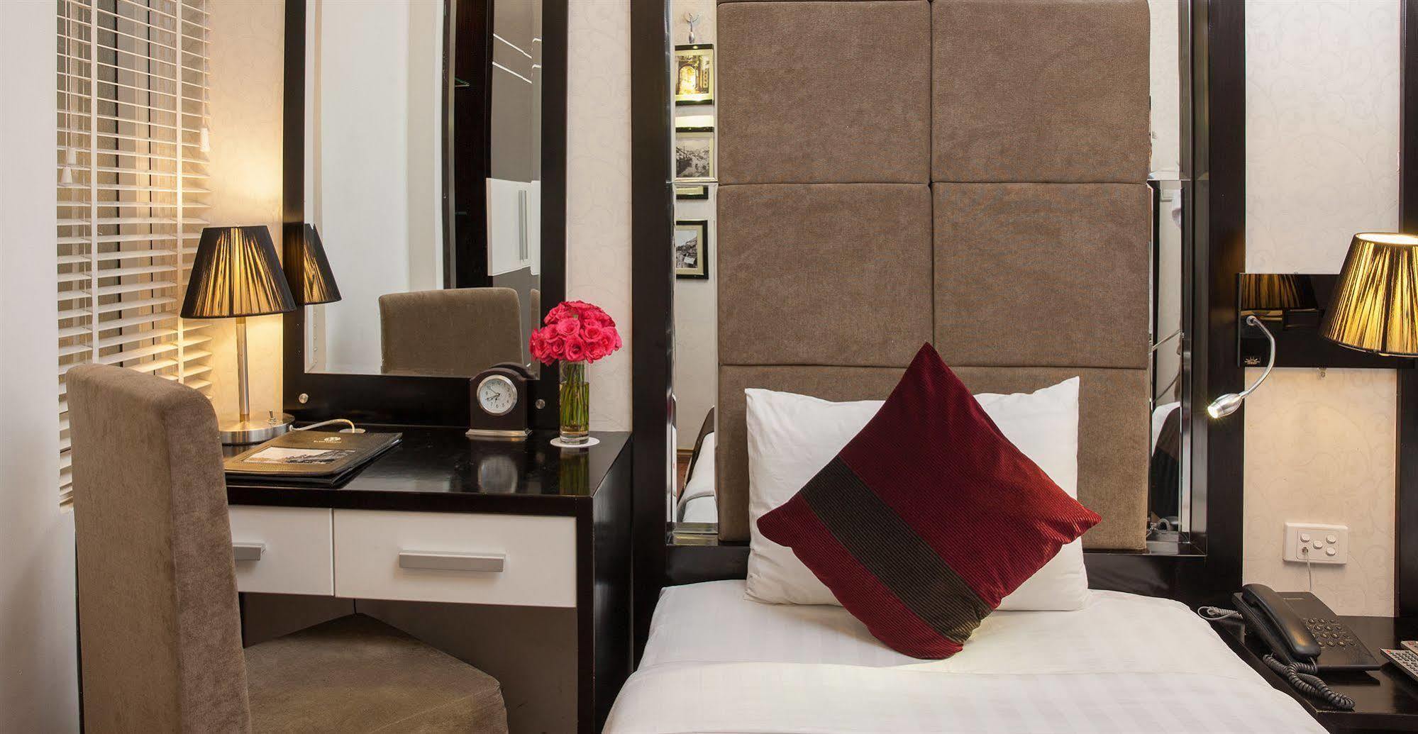 Queen's Central Hotel Hanoi Buitenkant foto